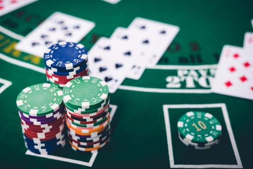 plusieurs jetons de casino disposés sur une table de jeu