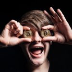 homme avec 2 pieces de bitcoin en or sur les yeux - bonuscasinogratuit.net