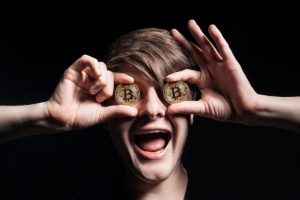 homme avec 2 pieces de bitcoin en or sur les yeux - bonuscasinogratuit.net