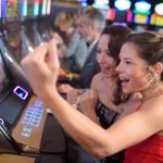 femmes jouant a la machine a sous - bonuscasinogratuit.net