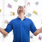 joueur fetant sa victoire - bonuscasinogratuit.net