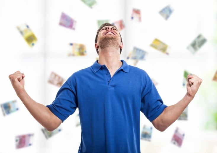 joueur fetant sa victoire - bonuscasinogratuit.net