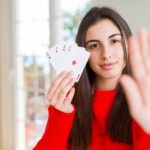 suede - femme avec jeu de cartes en main