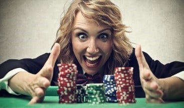femme contente face a des piles de jetons