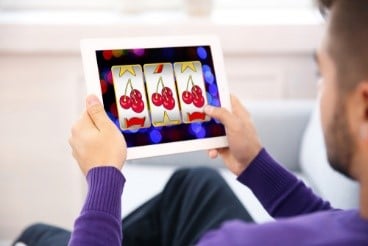 homme jeu de casino en ligne sur tablette