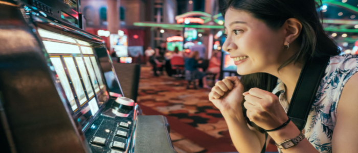 joueuse chinoise a la machine a sous
